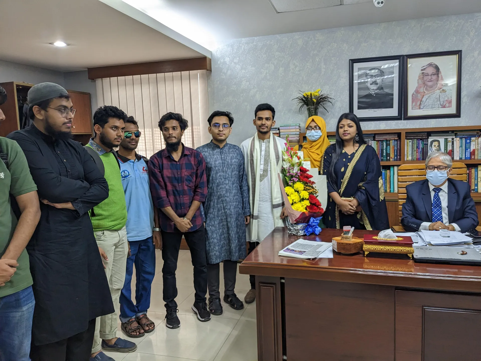 উপাচার্যের কার্যালয়ে স্মারকলিপি প্রদান